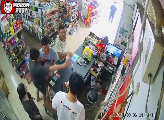 Video :He uses a stick to pacify a customer who is attacking his wife